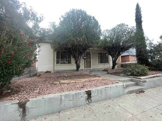 Building Photo - 1522 Yandell Dr