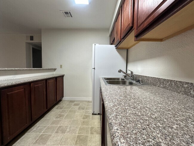 Building Photo - 2 Bedroom, 1 Bath Condo