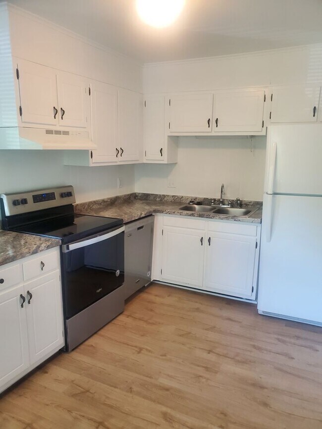 Building Photo - "Bright & Spacious 1BR/1BA with Open Conce...