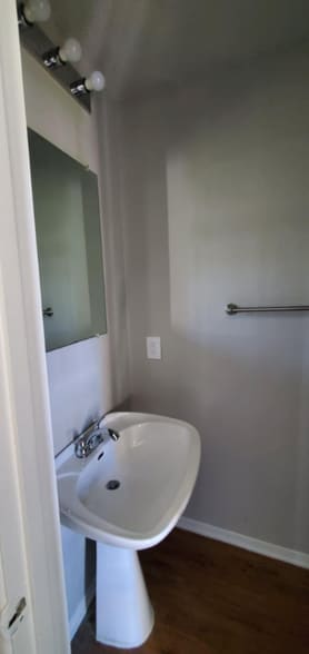 Building Photo - 109 S Las Vegas Trail