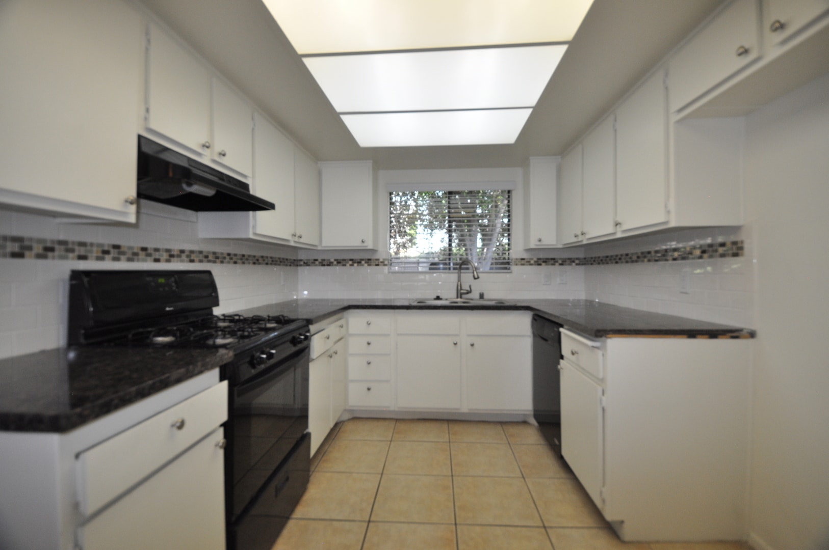 Building Photo - 2119 Elsinore St