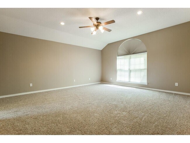 Building Photo - 137 W Clubview Ct