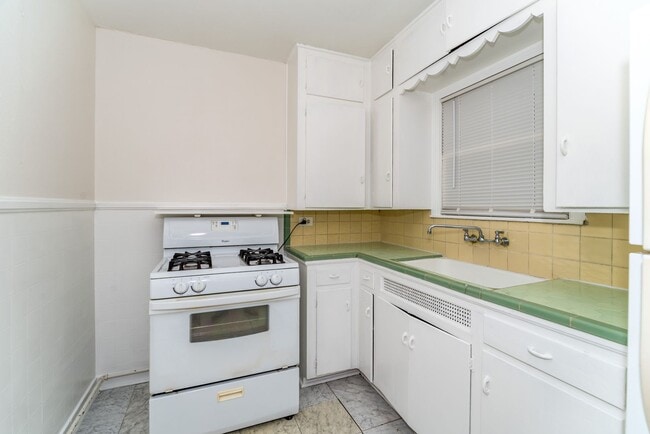 Building Photo - TERRELL HEIGHTS DUPLEX - ALAMO HEIGHTS I.S.D.