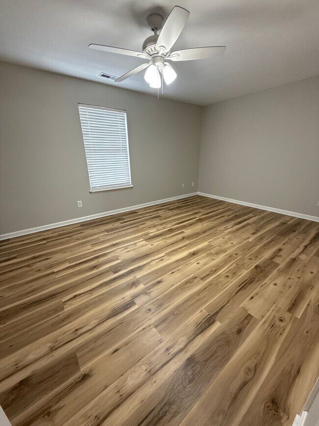 Building Photo - Nice duplex in a convenient location