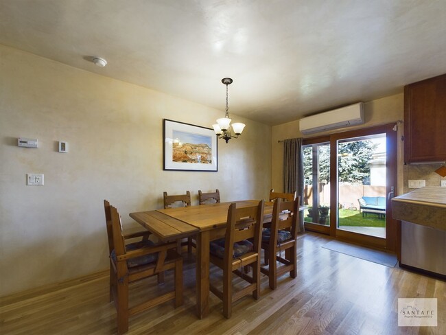 Building Photo - Fully Furnished 2 Bedroom Home in South Ca...