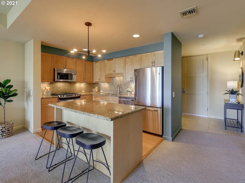 Building Photo - 1620 NE Broadway St