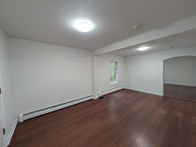 Building Photo - Stunning 3 bedroom 2 bathroom single famil...