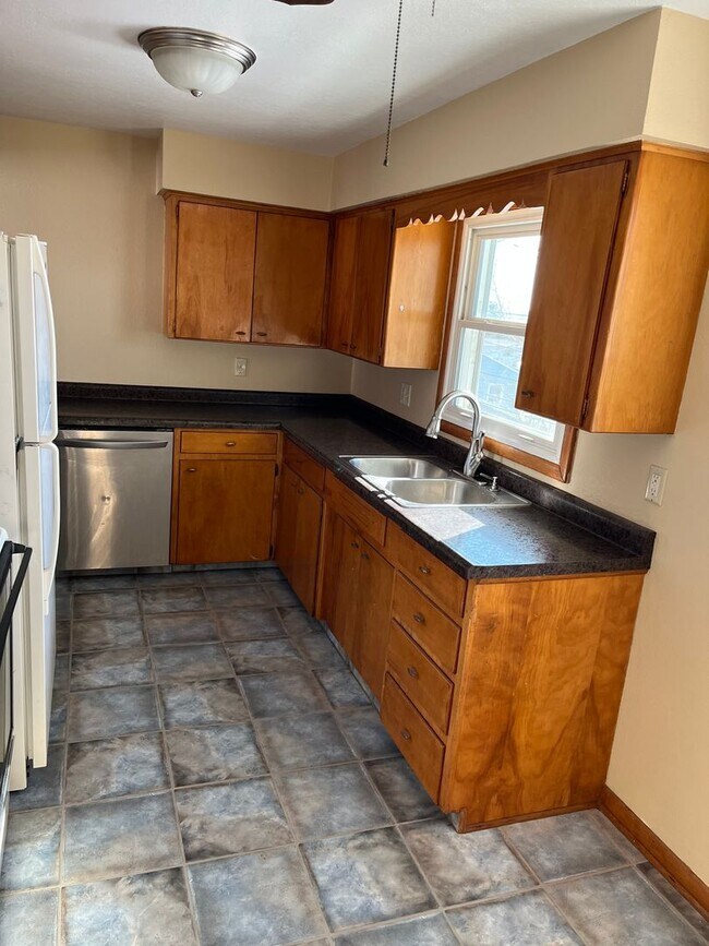 Building Photo - Private 4 bedroom and 2 bathroom home
