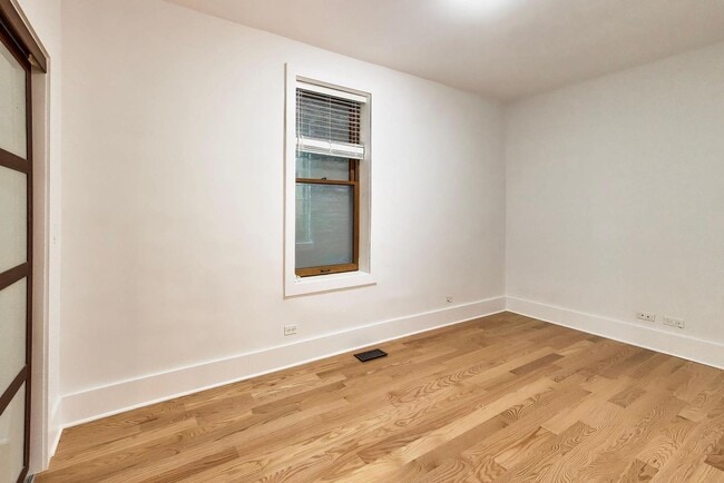 Building Photo - 2132 N Oakley Ave