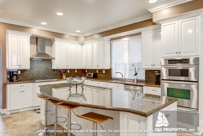 Building Photo - Gorgeous, Large downtown Huntington Beach Vacation Rental