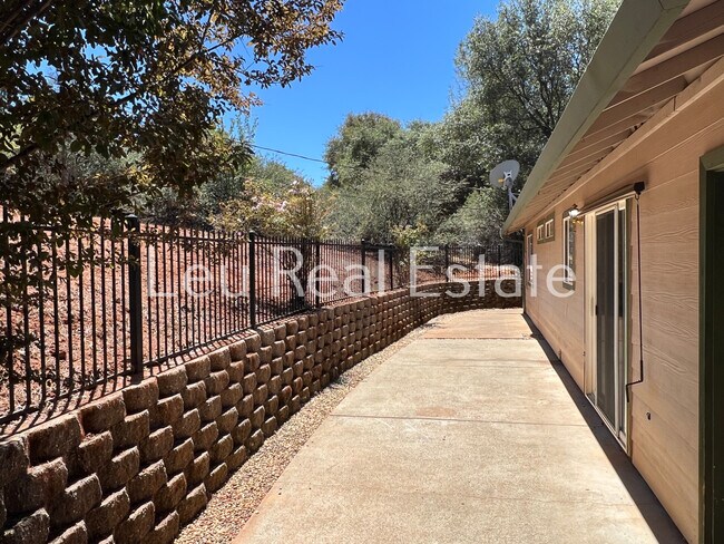 Building Photo - 5270 Bonnie Lou Ln
