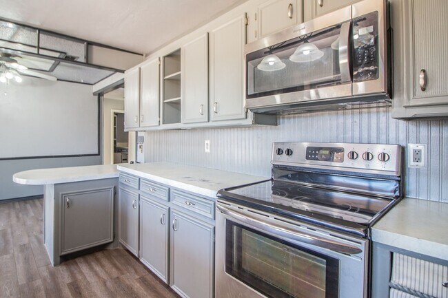 Building Photo - Charming home with updates!