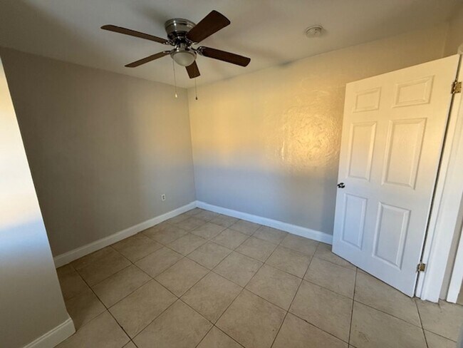 Building Photo - 1529 S Ridgewood Ave