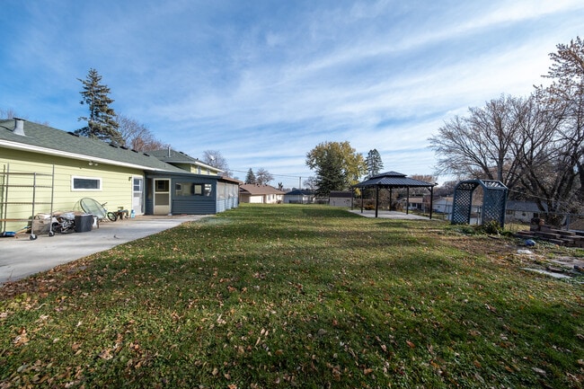 Building Photo - 445 Walnut Ln