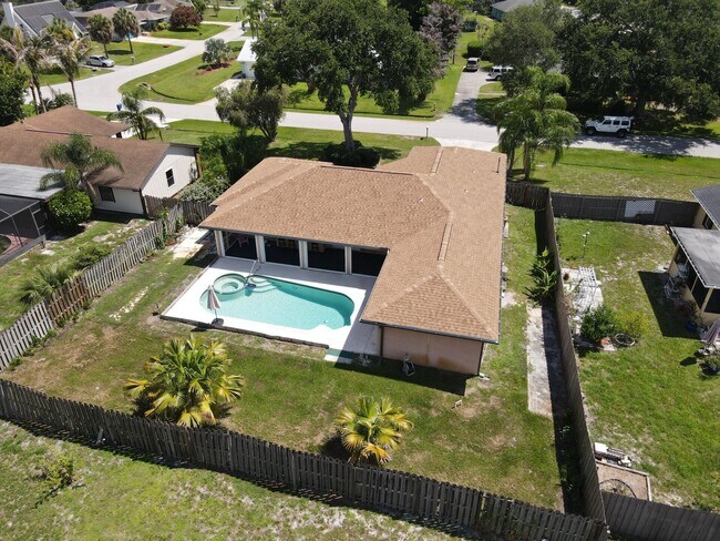 Building Photo - 790 SE Ablett Ln