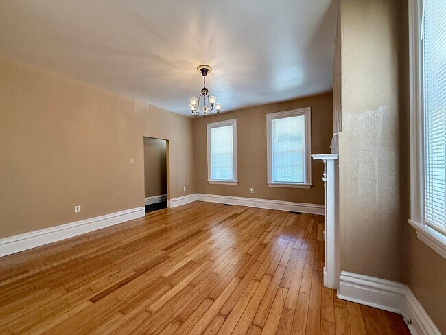Building Photo - 3BR 1.5bath Townhouse with fenced yard!