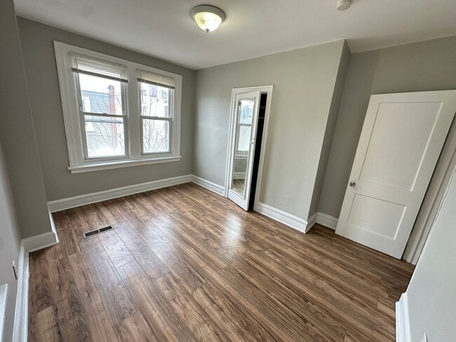 Building Photo - 440 W Fisher Ave