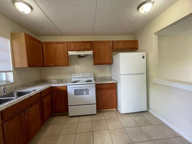 Building Photo - 1bed/1bath 1st FLOOR Condo in Somerset com...