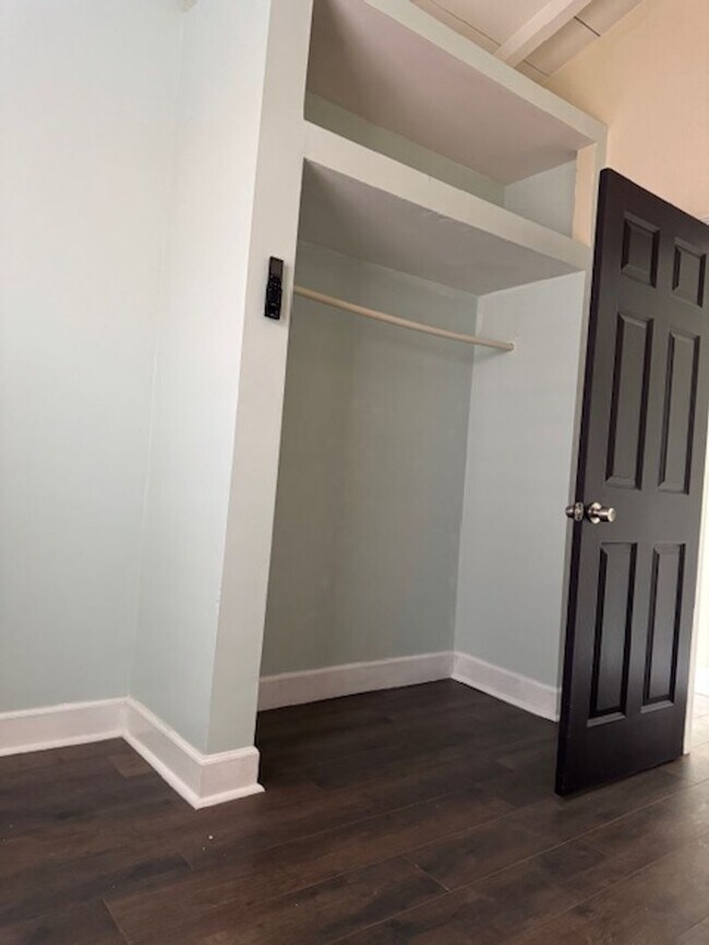 Building Photo - DHS6348