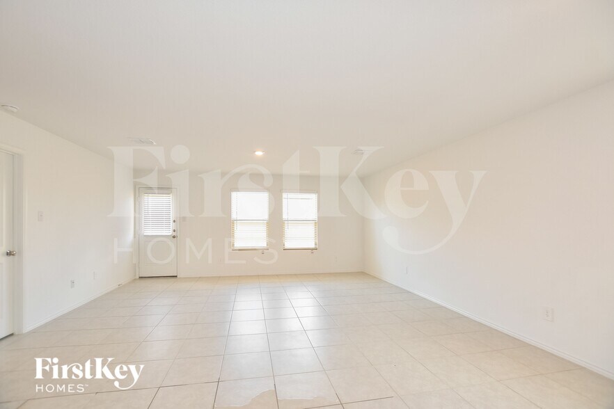 Building Photo - 1061 Crestview Dr