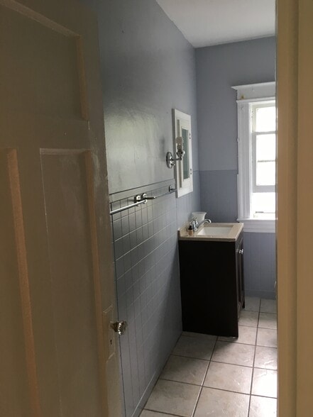 bathroom - 1115 Monroe Ave