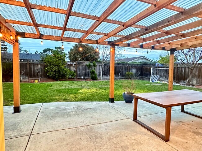 Building Photo - 1717 Gladstone Ave