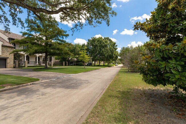Building Photo - 5431 Maple St