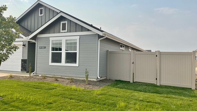 Building Photo - $2,199.00 / Large 4 bed 2 bath / 3 car gar...