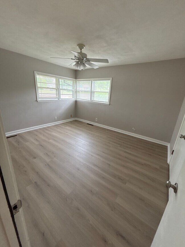 Building Photo - Spacious 4 bedroom 1 bathroom single family home