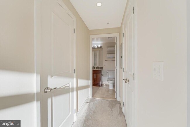 Building Photo - 8220 Crestwood Heights Dr