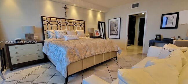 Building Photo - 1331 Brickell Bay Dr