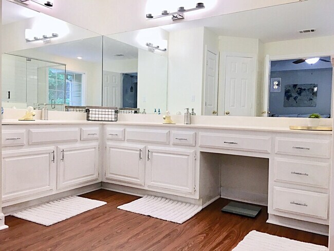 Building Photo - 2330 Evergreen Ln