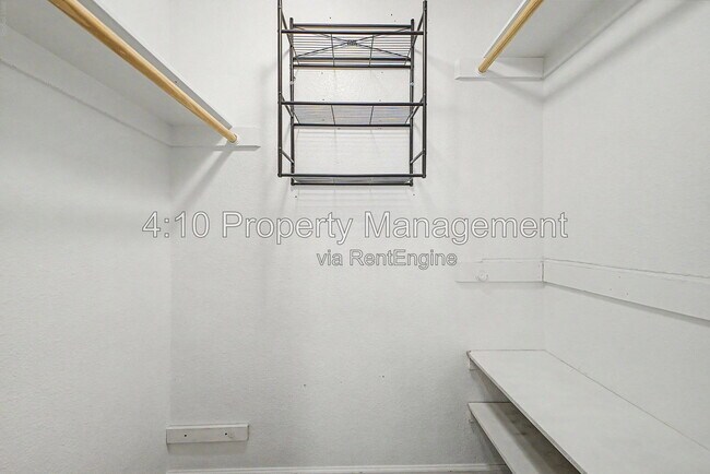 Building Photo - 2104 N Comanche Dr