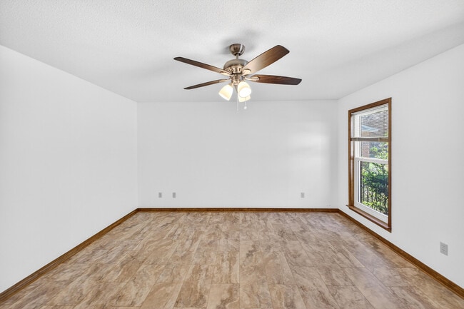 Building Photo - 1140 Troon Dr E