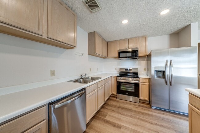 Building Photo - Amazing LOCATION! DeZavala & IH-10 Four Be...