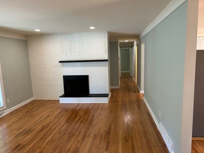 Building Photo - 3754 Hi Villa Dr