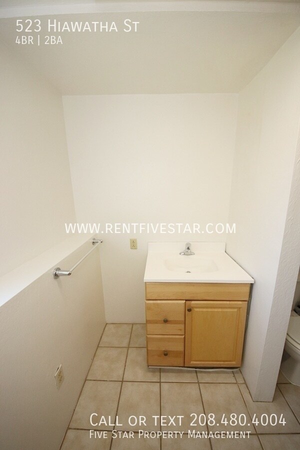 Building Photo - 523 Hiawatha St