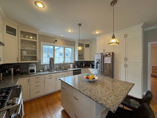 Building Photo - Waltham 3 bed 2.5 Bath