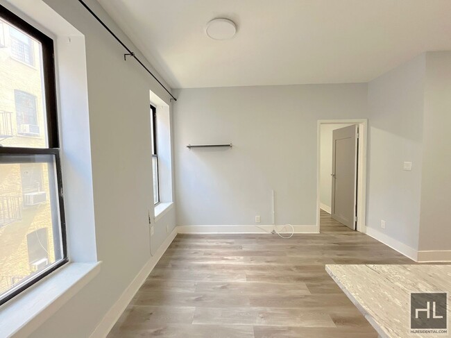 Building Photo - Spacious & Updated 1 bed 1 bath I Hamilton...