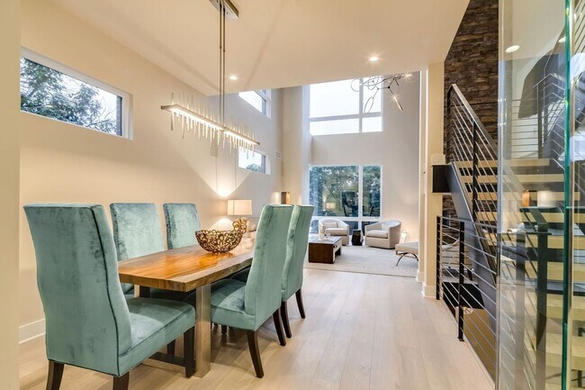 Building Photo - Old City Townhome with Parking