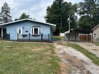 Building Photo - Nice-sized three bedroom property
