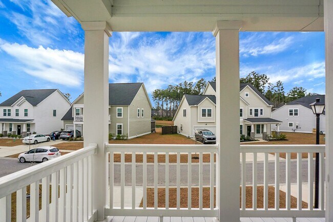 Building Photo - 5 Bedroom, 3.5 Bath, Beautiful Summerville Home, Master on Main