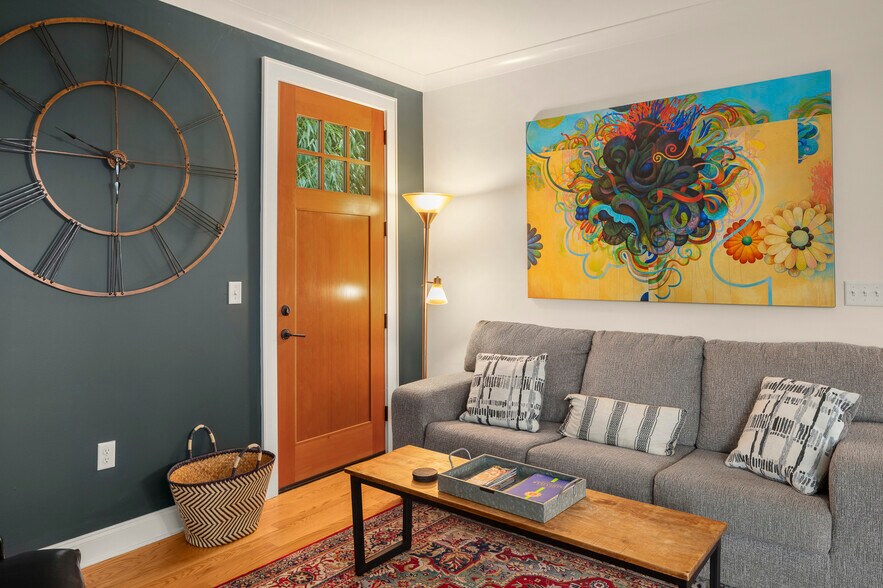 Building Photo - 279 E Chestnut St