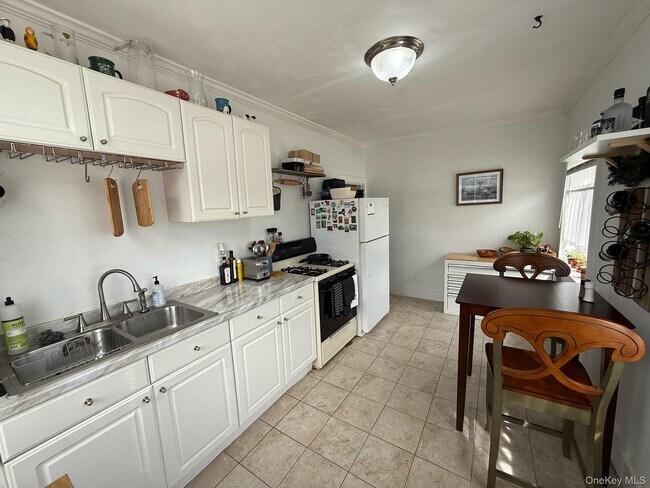 Building Photo - 293 W Shore Rd