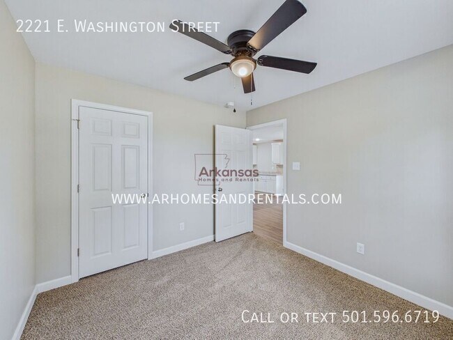 Building Photo - 2221 E Washington Ave