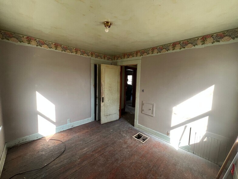 Building Photo - 1553 E Hickory St