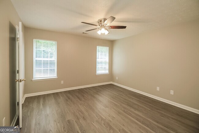 Building Photo - 8303 Lakeview Dr SW