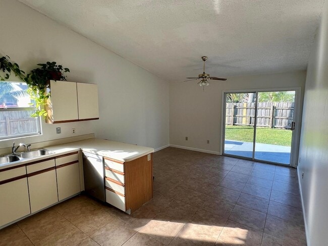 Building Photo - 7787 Ridgewood Dr
