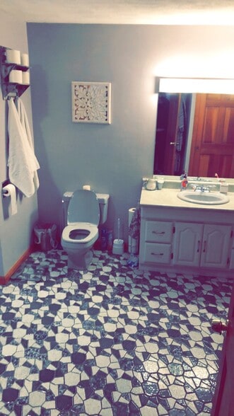 Building Photo - 5 Rose Ln