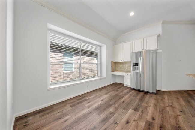 Building Photo - 23910 River Pl Dr